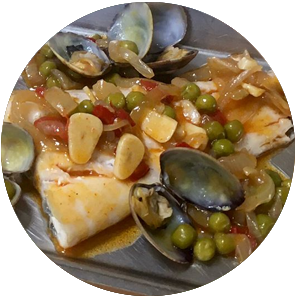 Merluza con guisantes y almejas